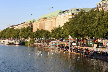 Gebäude an der Alster in Hamburg, Deutschland, Europa - Buildings on Alster in Hamburg, Germany,...