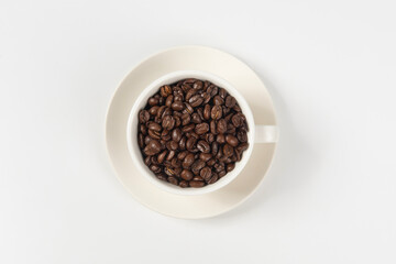 Obraz premium Coffee cup and coffee beans on white background