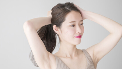 Fototapeta premium 髪を結ぶ若い女性