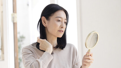 美容・ビューティー　髪を触るミドル女性