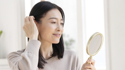 美容・ビューティー　髪を触るミドル女性