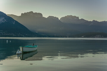 Fototapeta na wymiar Lever de soleil, Sevrier, lac d'Annecy