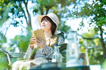 ソロキャンプイメージ・本を読む若い女性