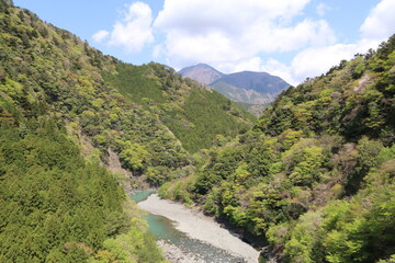 Fototapeta na wymiar 南アルプスの風景。大井川上流。　大井川と荒川岳