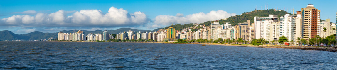 Panorâmica da cidade de Florianópolis e seus prédios na avenida Beira Mar Norte em dia de sol.   