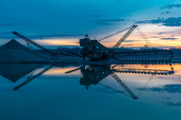 Bagger in einem Kieswerk in Bayern