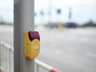 brudny przycisk do wzbudzania zielonego światła, przy przejściu dla pieszych © Piotr