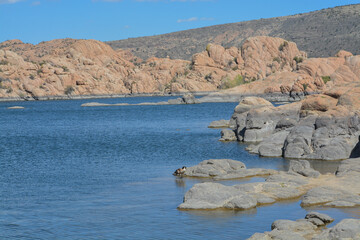 Fototapeta na wymiar Lake Watson has picturesque, exposed granite bedrock with bright blue water. Located in Prescott, Yavapai County, Arizona 