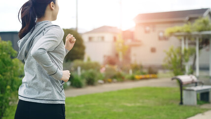 ランニングする女性