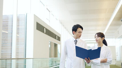 Fototapeta premium 相談する白衣の男女 医師 科学者