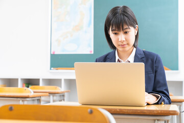 女子学生　パソコン　教室