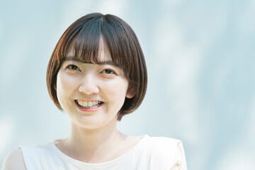 Fototapeta premium 屋外での女性ポートレート（春夏イメージ）