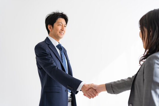 握手をする日本人ビジネスマン