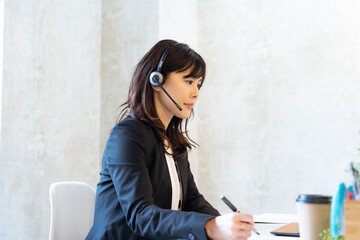 ヘッドセットをつけた日本人ビジネスウーマン