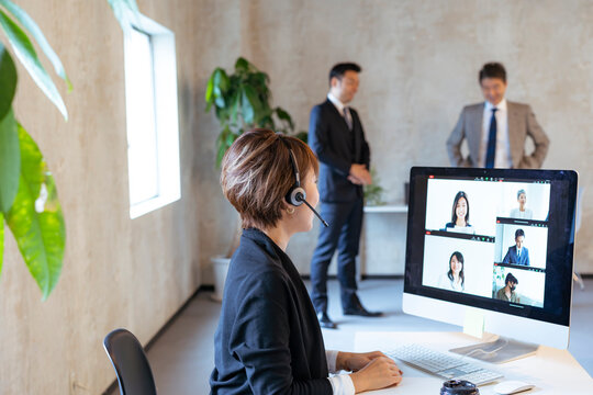 オンラインミーティングをする日本人ビジネスウーマン