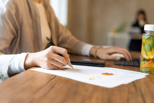 デスクワークをするビジネスウーマンの手元