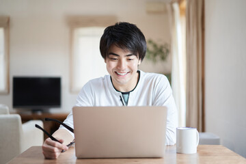 笑顔でオンラインで話をするアジア人男性
