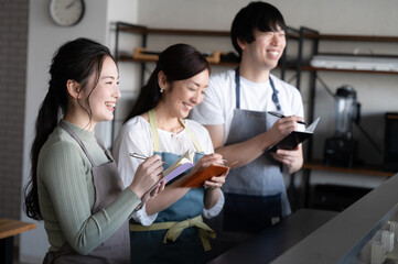 Fototapeta premium 料理教室で先生の話を聞く生徒さん1