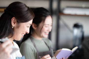 料理教室で先生の話を笑顔で聞く生徒さん2 ズーム