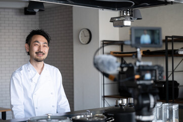 動画撮影でインタビューを受ける3つ星レストランのシェフ