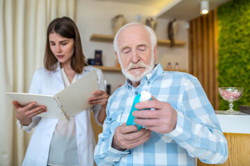 Obraz premium Mature man choosing a body lotion in a beauty shop