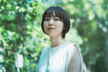 Fototapeta premium 森の中でのポートレート