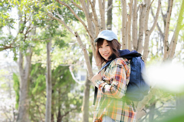 登山を楽しむペットボトルを持った女性