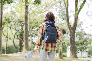 山道を登っていく登山者の女性の後ろ姿
