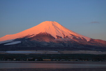 夜明けの赤く染まった富士山