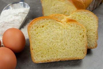 brioche tranchée sur une table grise