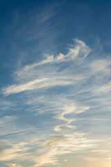 青空に浮かぶ筋雲