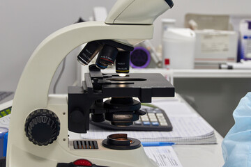 microscope for performing tests in a medical laboratory