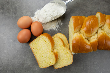 brioche tranchée sur une table grise
