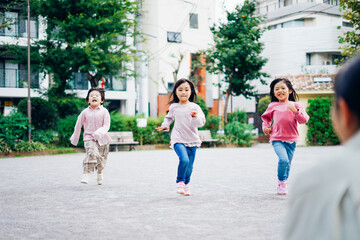 かけっこをする子どもたちとお母さん