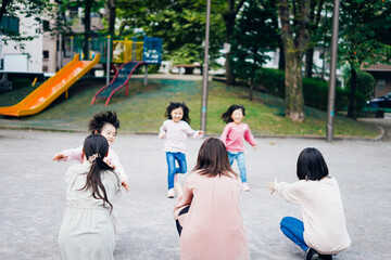 かけっこをする子どもたちとお母さん