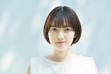 Fototapeta premium 屋外での女性ポートレート（春夏イメージ）