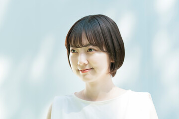 屋外での女性ポートレート（春夏イメージ）
