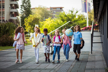 Obraz premium Group of best school friends.