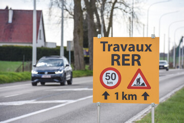 travaux chantier RER panneau vitesse circulation mobilite train route routier signalisation 50...