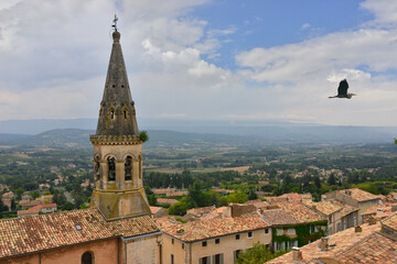 Fototapeta na wymiar Plongée sur le clocher et le village de Saint-Saturnin-lès-Apt (84490), département du Vaucluse en région Provence-Alpes-Côte-d'Azur, France