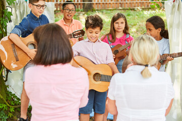 Kinder beim Talentshow Auftritt im Ferienlager