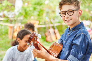 Junge beim Gitarre spielen üben vor dem Konzert