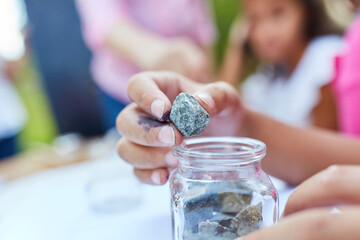 Kinder untersuchen Gestein und Minerale