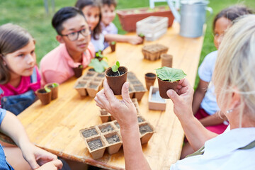 Gruppe Kinder lernt über Biologie im Ferienlager