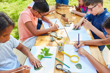 Kinder zeichnen und basteln zusammen im Ferienlager