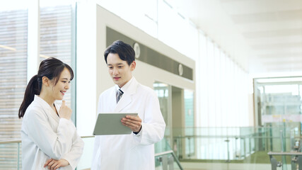 Fototapeta premium 相談する白衣の男女 医師 科学者