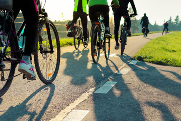 Fototapeta Młodzi ludzie jadą na rowerze w słoneczny dzień obraz