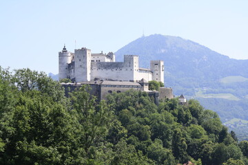 Fototapeta na wymiar Por las calles de Salzburgo y sus castillos.