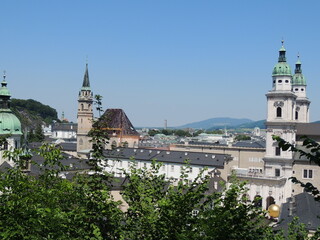 Fototapeta na wymiar Por las calles de Salzburgo y sus castillos.
