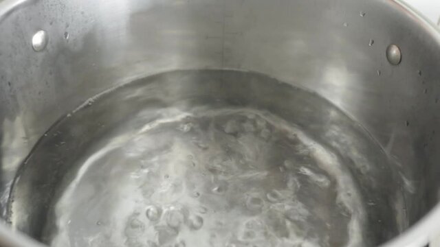 Agua Hirviendo en una olla